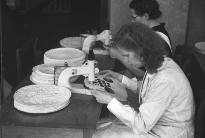 Jonge vrouw aan het werk in de hostiebakkerij, Sint-Michielsgestel 1947