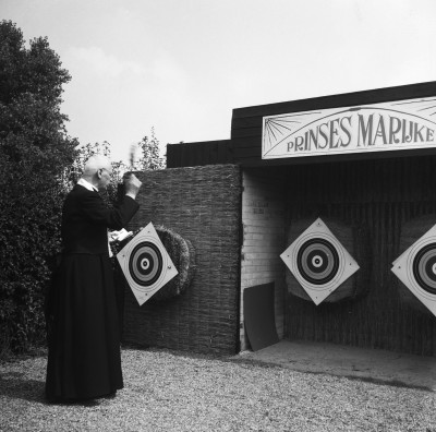 Inzegening van de doelen van de handboogschutterij Prinses Marijke, Vught 1955