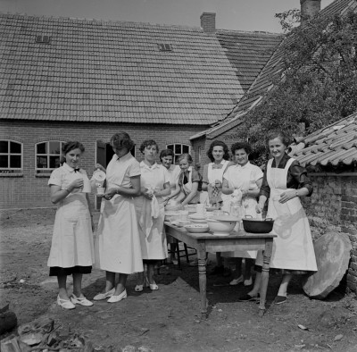 Eerste Heilige Mis pater van Kessel, koffietafel, Vorstenbosch 1953