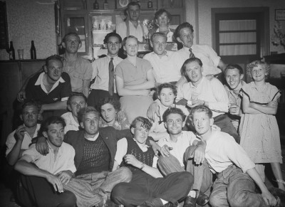 Afscheidsfeest van C. van der Loop en zijn vrouw, met meisjesnaam vd Heijden. Zij emigreerden naar Canada. Nuland, Vinkel, 1952
