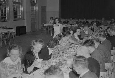 Inzegening en officiële opening Huishoudschool Mater Christi, koffietafel, Oss 1950