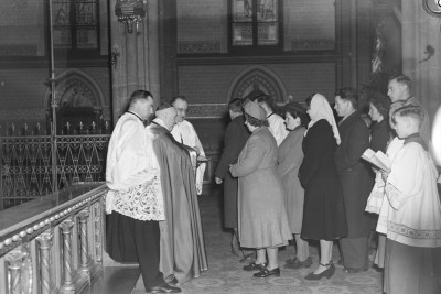 Monseigneur Mutsaerts reikt medailles uit na sluiting van de N.C.B. emigratiecursus, Veghel 1950