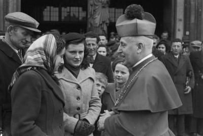 Monseigneur Mutsaerts in gesprek bij de sluiting van een N.C.B. Emigratiecursurs, Veghel 1950