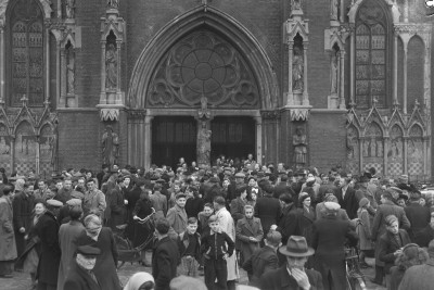 Drukte buiten de kerk bij de sluiting van de N.C.B. emigratiecursus, Veghel 1950