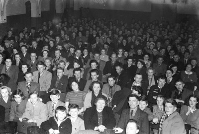 Brabanders net voor hun emigratie, gefotografeerd in de kerk bij de sluiting van een emigratiecursus, Veghel 1951