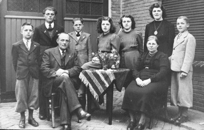 Gezin Harrie van der Burgt en Lena van den Boom vlak voor hun vertrek naar Canada, Zeeland 1948.