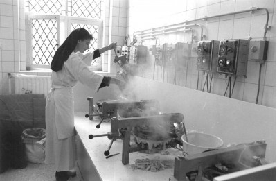 Een zuster Clarissen aan het werk in de hostiebakkerij, Sint-Michielsgestel ca. 1993