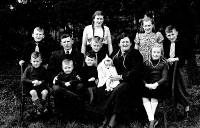 De familie Jan van der Wiel met zijn vrouw Petronella van de Wiel-Donkers met hun kinderen vlak voor hun vertrek naar Canada, Sint-Oedenrode ca. 1950.