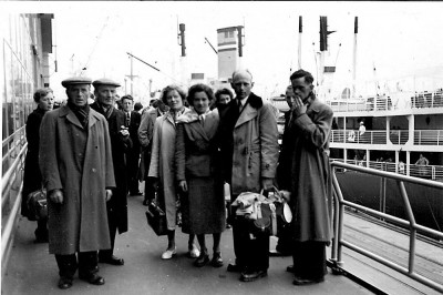 Eén van de dochters uit het gezin Konings uit Sint-Oedenrode, die meteen na haar trouwen naar Canada emigreerde. Hier het afscheid in Rotterdam, ca. 1949.