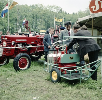 Glimmende traktoren en machtige machines op Velder