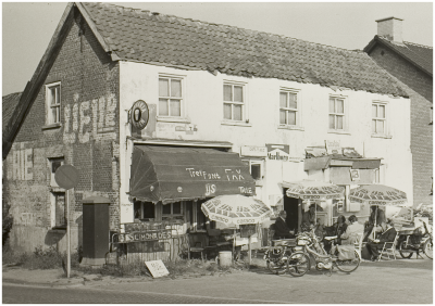 terrasje naast winkel