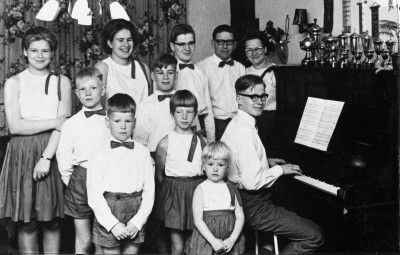 gezin aan piano