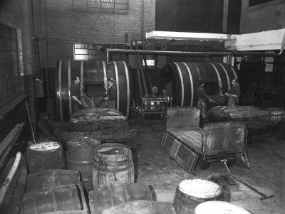 Leerbewerking in de leerfabriek. Waar waren de vaten voor?