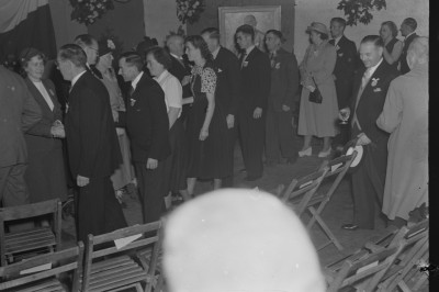 Genodigden staan in de rij bij de receptie om de familie Regouin te felciteren. Cuijk, 1950