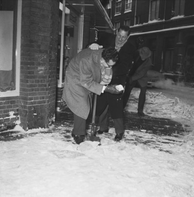 mannen met sneeuw