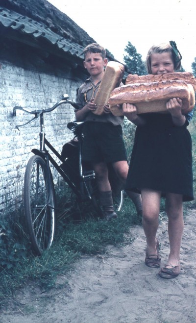 kinderen met brood