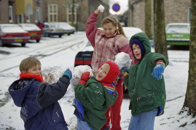 Kinderen met sneeuwballen