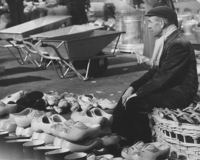 Klompenverkoper op de markt, Uden ca. 1960