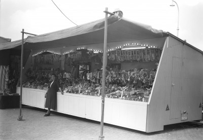 De speelgoedkraam van familie Theunisz, Uden 1952
