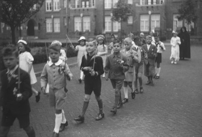 jongen in korte broek