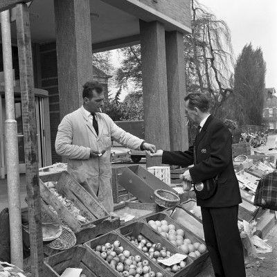Bij de fruitkraam (met sigaret), Veghel ca. 1960