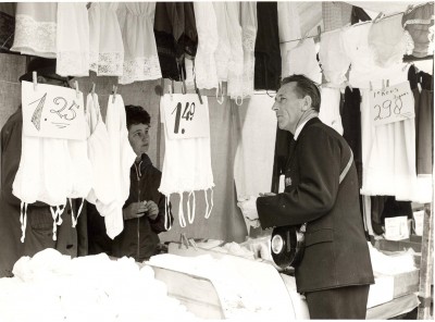 Gemeentebode Tini vd Kammen int het staangeld, Veghel ca. 1965