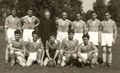 ...jongens leerden katholiek voetballen.