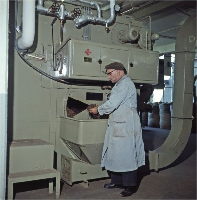 Een werknemer aan het werk bij Velasques. Veldhoven, ca. 1955-1970