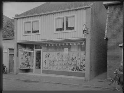 Etalage schoenzaak P. Bressers, Uden 1959