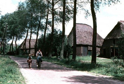 Met moeder op de fiets door de Spurkstraat, Den Dungen