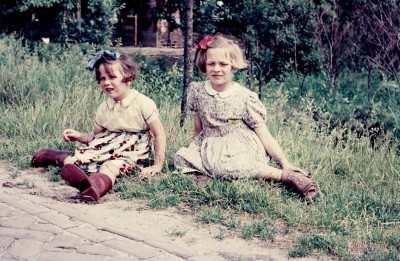 Lina Ondersteijn en Rita van Aarle uit de Spurkstraat, Den Dungen 1957