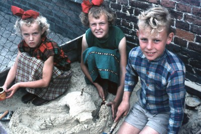 Henrie Vissers en Beppie en Dora van Stiphout, Den Dungen 1957