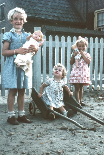v.l.n.r.: Margriet van Liempd, in de kar is Ans van Liempd en rechts Bea Houet. Den Dungen 1957