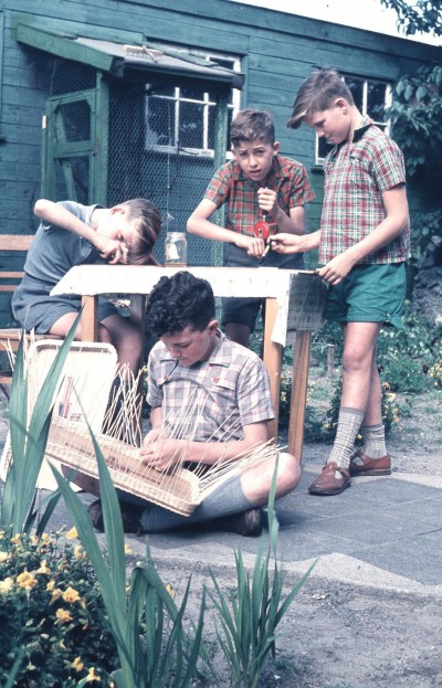 Jongens aan de huisvluit, v.l.n.r.: Klaas Gene; Theo Cooijmans; de Laat; Jurgen Dunkel. Den Dungen 1957