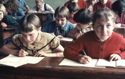 Klassefoto van de 4e en 5e klas van de meisjesschool, Den Dungen