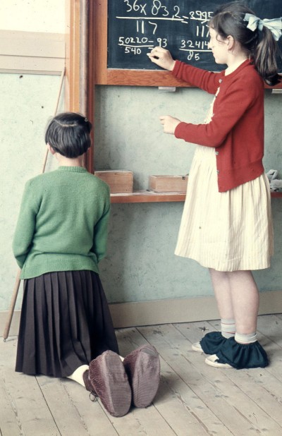 In de klas op de Mariaschool. Op de knieën Helma Goossens. Aan het bord Jet van de Steen. Den Dungen ca. 1957