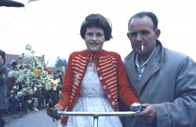 Betsie Broeren wint de dikke banden race voor meisjes tijdens Koninginndag, Den Dungen ca. 1959