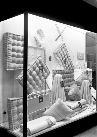 Etalage van de afdeling bedden, ingericht ter gelegenheid van het 40-jarig jubileum van woninginrichting fa. A.P.M. Boomen-Resing, Boxtel 1948