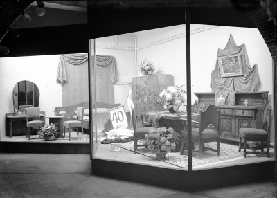 Een jubileum-etalage ter gelegenheid van het 40-jarig bestaan van woninginrichting fa. A.P.M. Boomen-Resing, Boxtel 1948