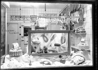Etalage van slagerij F. Baaijens-Clemens, Boxtel 1948
