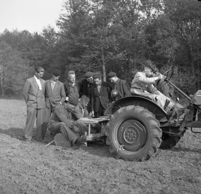 Een jongen op de traktor; het haar van de toeschouwers zit goed in het vet. Liempde 1960
