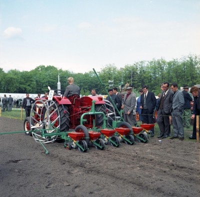 Pakken en petten bij de Werktuigendagen. Liempde 1968