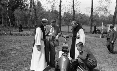 Geestelijken bewornderen een landbouwwerktuig, Liempde ca. 1954