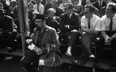 Zonnebril op, vet in het lange haar, sokken in sandalen en gaan. Liempde 1967