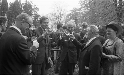 Prins Claus heft het glas. Liempde 1969