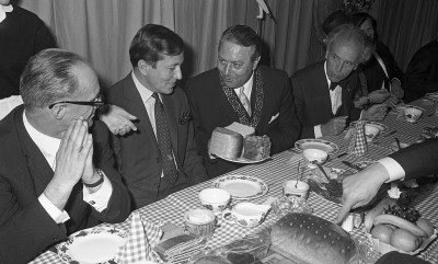 Prins Claus schuift aan bij de lunch. r is brood, beleg, krentenbrood en fruit, geserveerd op servies van Boerenbont. En op de Werktuigendagen smeert ook een prins zijn boterhammen zelf. Liempde 1969