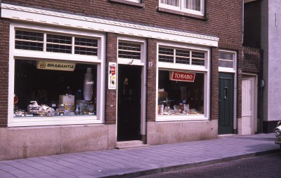 De winkel van Lenselink, Vught 1970. Hier werden onder meer strijkijzers en andere huishoudelijke producten - van de Brabantse merken Brabantia en Tomado - verkocht.