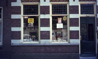 Etalage van een tabakswinkel aan het Marktveld, Vught 1971