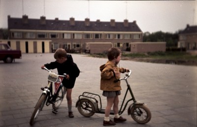 Spelen op het pleintje met fiets en step, Vught?