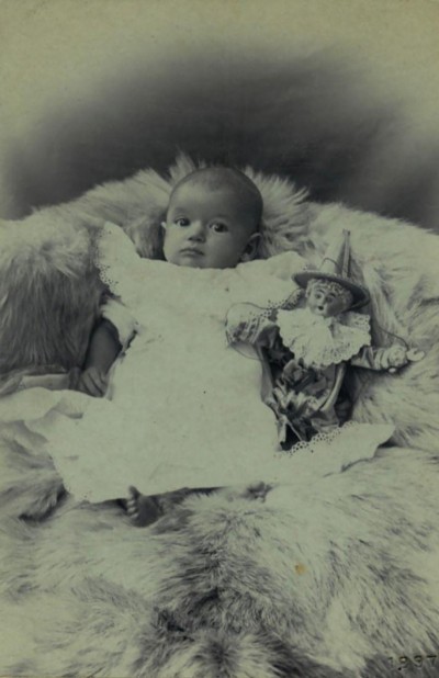 Baby van 5 maanden met een harlekijn, 1897